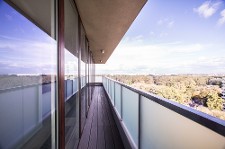 Balcon, terrasse : faites-en une pièce en plus en toute légalité !