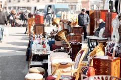 Les Français aiment chiner dans les brocantes et sur Internet
