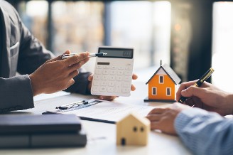 Investissez avec un prix d’acquisition attractif avec le logement à loyer intermédiaire