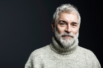 Grâce à la succession de sa tante, Adam fait un geste solidaire